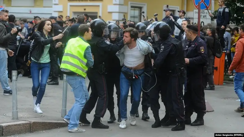 Мәскеуде бейбіт шеруге қатысқандарды полиция ұстады