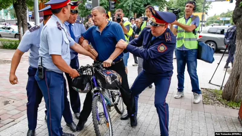 Полиция велосипедімен ұстаған адамнан кешірім сұрады