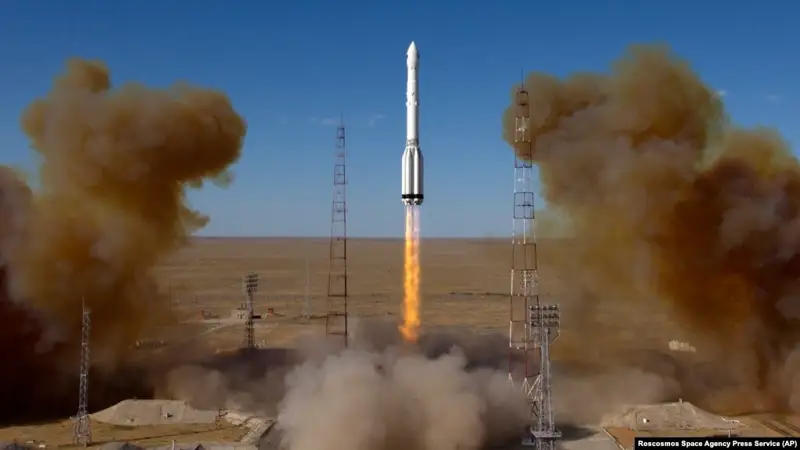 Байқоңырдан үш ғарышкері бар Союз кемесі ұшырылды