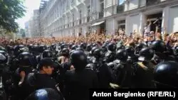 Мәскеудегі бейбіт шеру: мыңнан астам адам ұсталды, ондаған шеруші жараланды