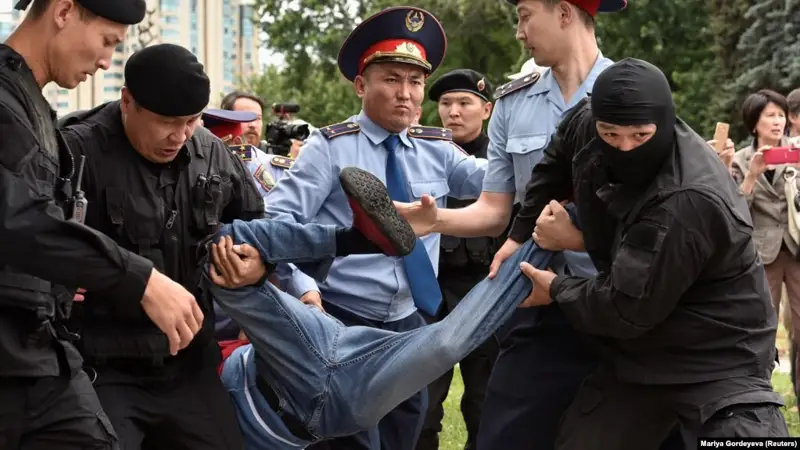 Алматыда полиция сайлауға қарсы шыққан жүзге жуық адамды ұстады
