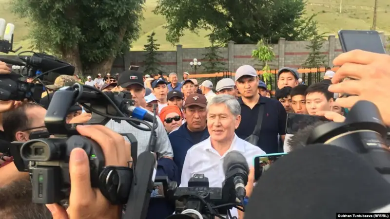 Атамбаев: Жээнбековті заңды президент деп мойындамаймын