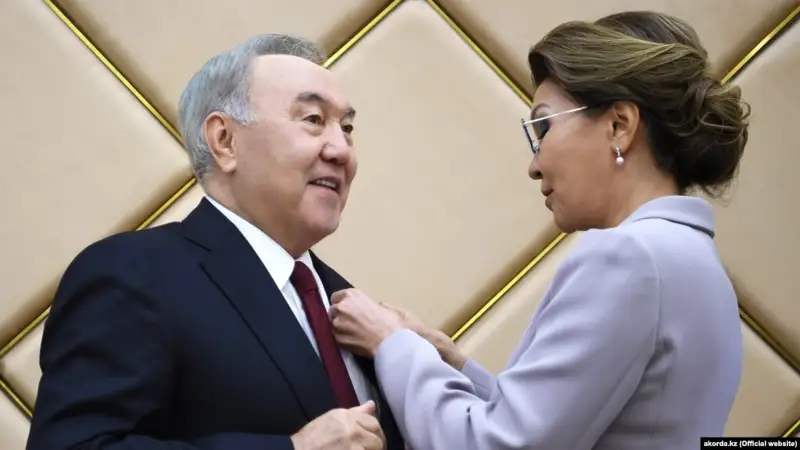 Сенатта Назарбаевқа құрметті сенатор куәлігі мен төс белгі табыс етілді