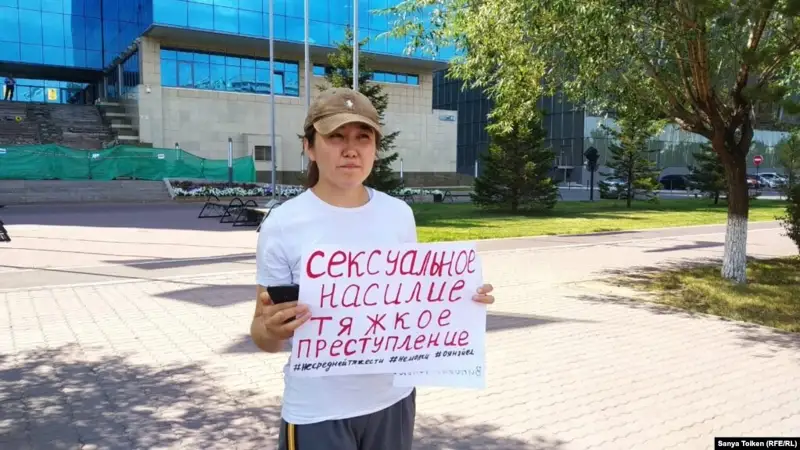 Нұр-Сұлтан тұрғыны зорлық-зомбылыққа қарсы бір адамдық пикет өткізді