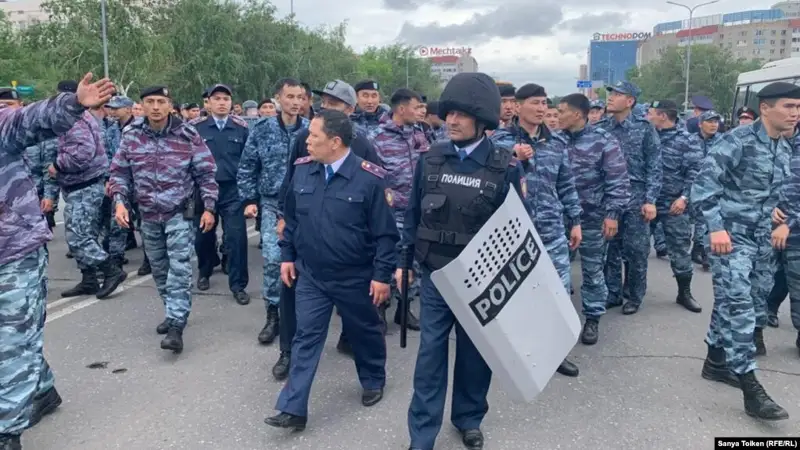 Нұр-Сұлтандағы наразылықтан хабар таратқан Азаттық тілшісін полицияға жеткізді
