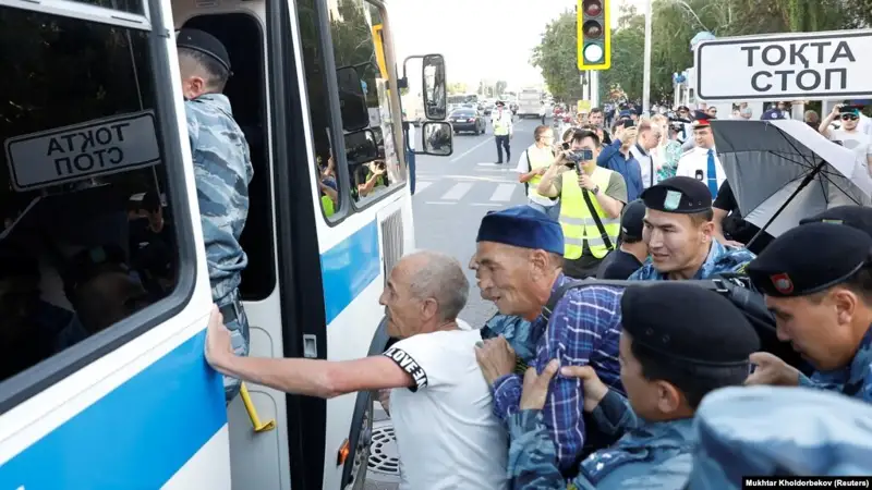 Министр Абаев Астана күнгі митингіні арандату деп атады