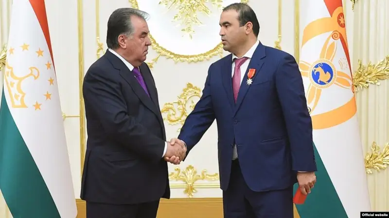 Эмомали Рахмон күйеу баласын орденмен марапаттады
