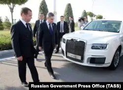 Бердімұхамедов пен Ресей премьер-министрі Дмитрий Медведов &amp;quot;Аурус&amp;quot; лимузинін көріп тұр. Ашғабат, 12 тамыз 2019 жыл.