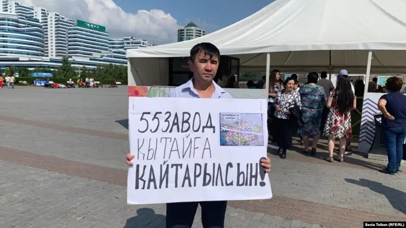 Нұр-Сұлтан тұрғыны Қытай зауыттарын салуға қарсы пикет өткізді
