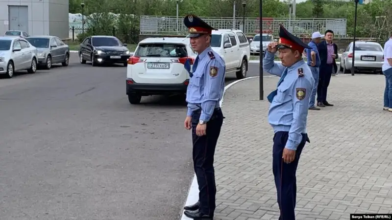 Желтоқсаншылар жиын өтуі тиіс қонақүйге кіргізбей жатқанын айтады
