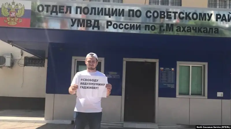 Дағыстанда әріптесін қолдап акция өткізген сегіз журналист ұсталды