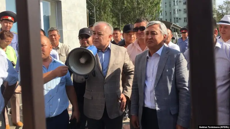 Бішкектегі сот Текебаев пен Чотоновты түрмеден үйқамаққа ауыстырды