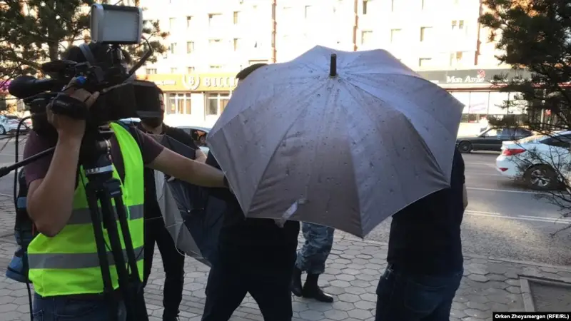Нұр-Сұлтанда адамдар ұсталғанда Азаттық тілшісіне кедергі жасалды