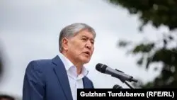 Қырғызстанның бұрынғы президенті Алмазбек Атамбаев жақтастары алдында сөйлеп тұр. Бішкек, 3 шілде 2019 жыл