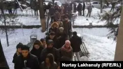 Апаттан зардап шеккендерге көмектесу үшін қан тапсыру орталығына жүздеген адам жиналды