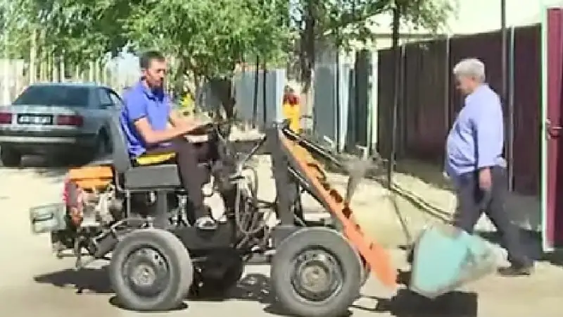Жамбыл облысында ауыл тұрғыны шағын трактор құрастырып шықты (видео)