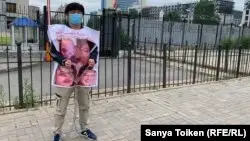 Қытай елшілігі алдында пикет өткізіп, туыстарын елге қайтаруды талап еткен адамдарды арнайы жасақ ұстап әкетті