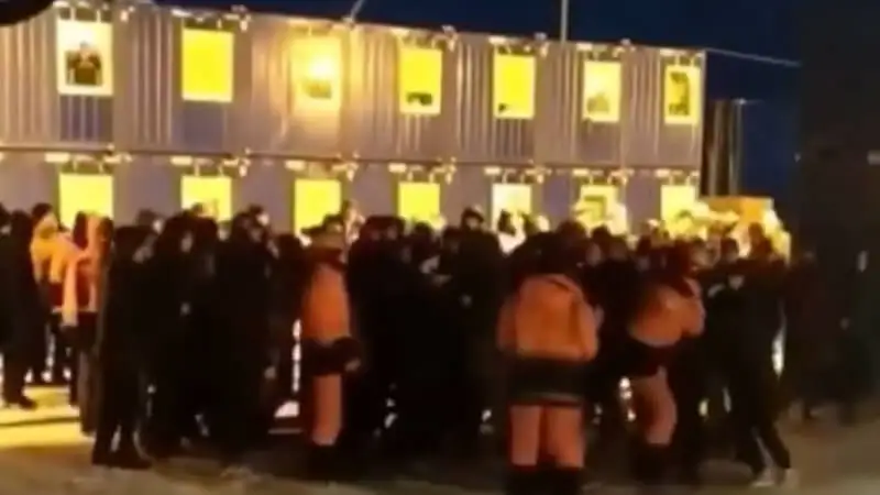 Ресейде қазақстандық жұмысшылар не үшін төбелескен? СІМ түсінік берді