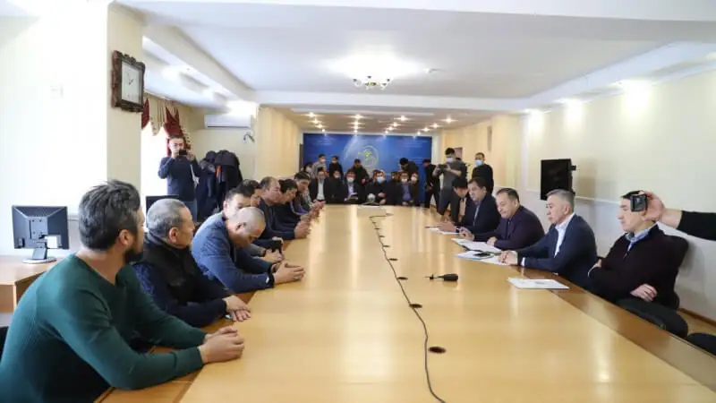 Үкіметтік комиссия Маңғыстау белсенділерімен келіссөз жүргізіп жатыр