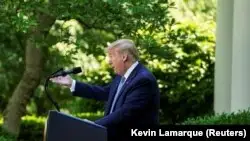Трамп коронавирустан сақтану үшін безгек дәрісін ішкенін айтты