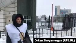 Күйеуін қайтаруды талап еткен Фарида Қабылбек Қытай елшілігінің алдына пикетке шықты