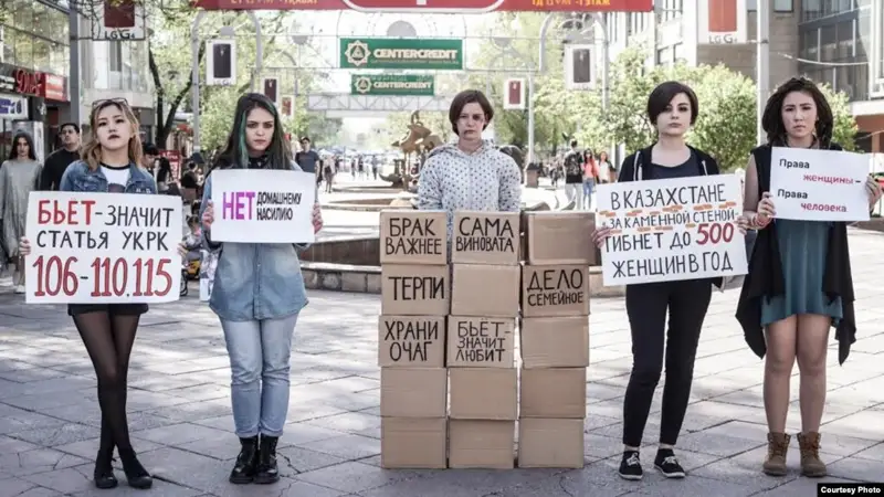 Алматыда феминистер қозғалысының рұқсат етілген митингісі өтті