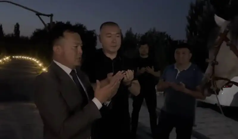 Қазақ айтыс өнерінде мұндай ақын жоқ. Аманжол Әлтаев Қырғыз президенті ат сыйлаған қазақ ақынын сынады