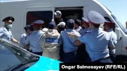 Қызылордада алаңға 30 шақты адам жиналды, полиция пікір айтқандарды ұстады