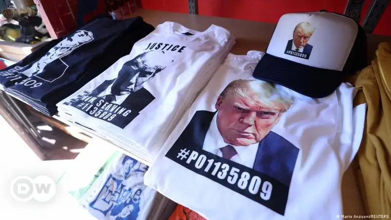 Трамп түрмедегі суреті басылған кәдесыйлардан миллиондаған доллар  табыс тапты
