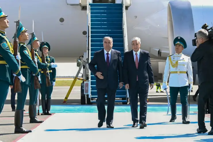Тәжікстан президенті жұмыс сапарымен Қазақстанға келді
