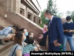 Еңбек министрінің кеңесшісі Шыңғысбек Сұлтанбеков биліктен көмек сұраған аналармен сөйлесіп тұр. Нұр-Сұлтан, 22 шілде 2020 жыл.