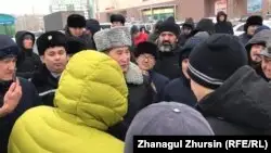 Ақтөбеде жүргізушілер шетелдік нөмірі бар көліктерді тіркеу процесін жеңілдетуді талап етті