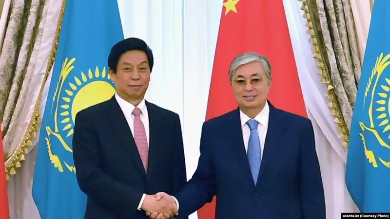 Xinhua: Қытай парламентінің жетекшісі Нұр-Сұлтанда инвестицияны қорғау мәселесін көтерді