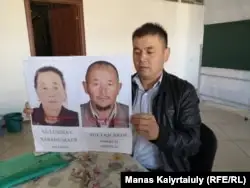 Сұлтан Сәулебек Қытайдағы &amp;quot;саяси лагерьде&amp;quot; отырған 73 жастағы әкесі Сұлтан Ақынұлы және үйқамақта отырған шешесі Гүлсінай Бабақұмардың суретін ұстап отыр. Алматы, 10 қазан 2019 жыл.