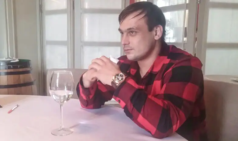 «Әй, әкеңнен қалған кресло емес!»