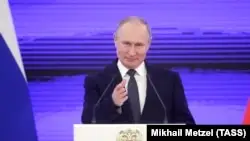 Путин Конституцияны жерледі деп баннер ілмек болған белсенділер ұсталды