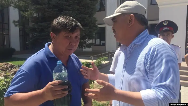 Сотқа күшпен жеткізіліп, жараланған белсендіні жедел жәрдем алып кетті