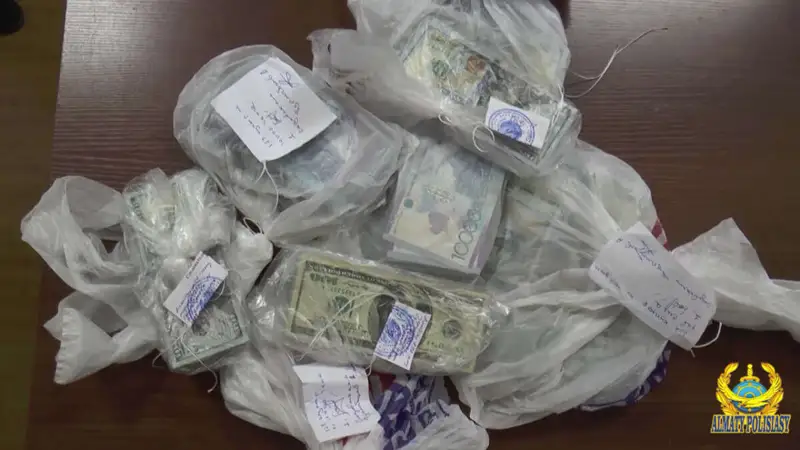 Алматыда фирмалардың бірінен 105 миллион теңгесі бар сейф ұрланды (видео)