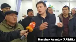 Жанболат Мамай бастаған белсенділер Алматы прокуратурасына талап арызбен барды
