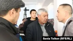 Съез делегаттарына қысым жасалды деген Жаңаөзен белсенділері әкімдікке барды
