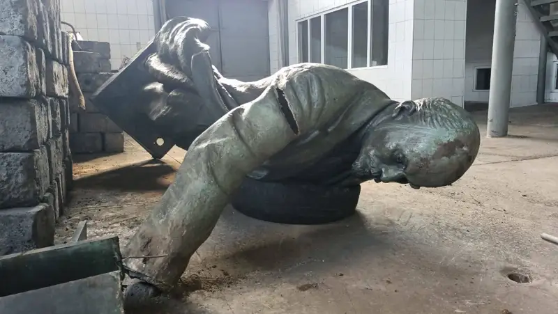 Алтайдағы тракторшы құлатқан Ленин ескерткішін қалпына келтіруге қанша қаражат керек?