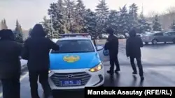 Асхат Жексебаевты ұстап бара жатқан полиция қызметкерлері. 14 ақпан 2020 жыл.
