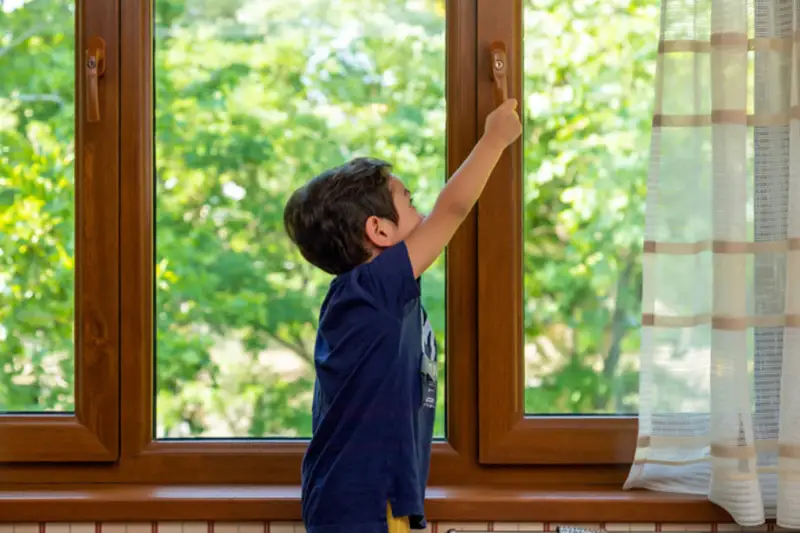 Терезеден баласы құлаған ата-анаға жаза қатаң