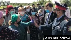 Шымкентте 70-тен астам әйел азық-түлік талап етіп, әкімдікке жиналды