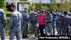 Нұр-Сұлтанда полиция Қазақ елі алаңына митингіге келген адамдарды ұстап әкетті