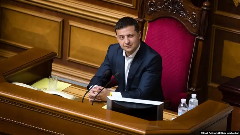 Зеленский депутаттарды тиіспеушіліктен айыратын заңға қол қойды
