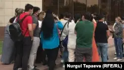 Мейрамхана иелері мен жұмысшыларының наразылығы. Нұр-Сұлтан, 3 маусым 2020 жыл.