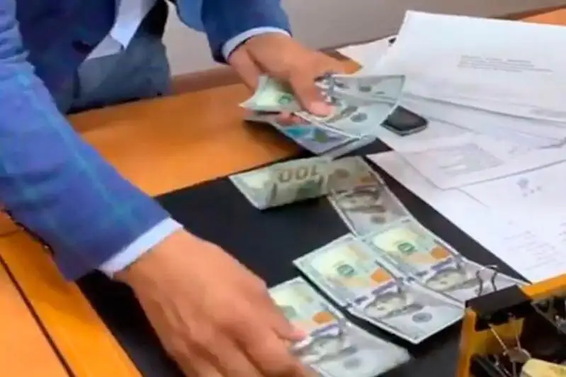 «Халықты байытамыз» десек, шенеуніктер тойынған жоқ...