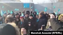Алматыда аштық жариялаған белсенділерді босатуды талап етті
