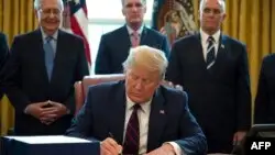 Трамп Шыңжаңға байланысты Қытайға санкция салу туралы заңға қол қойды